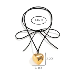 Vue détaillée du collier en cordon velours tendance avec nœud réglable et pendentif cœur.