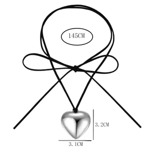 Vue détaillée du collier pendentif cœur élégant avec cordon noir réglable, dimensions de 3,2cm.
