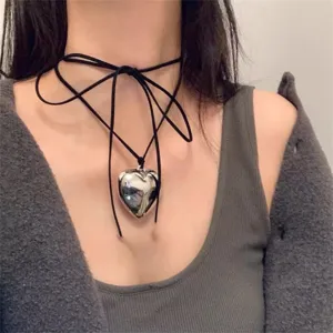 Collier pendentif cœur argenté avec nœud en velours noir, accessoire de mode tendance chic