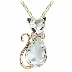 Kristallen kattenketting detail met sprankelend hart en druppelvormige strass steen.