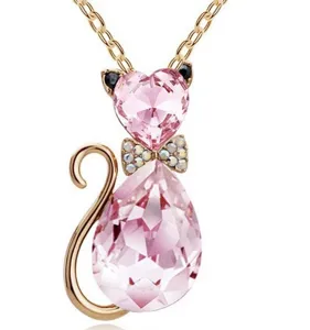 Chique roze kristallen katten ketting met sprankelend hartje en druppel hanger in goud.