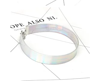 Holografische Laser PU Choker Halskette fuer Damen, stylisches metallisches Mode Accessoire.