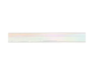 Holografisches schimmerndes PU-Choker Detail mit farbigem Metalleffekt für Accessoires.