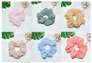 Geruite mesh haarelastiekjes in diverse heldere kleuren, perfect voor dagelijks gebruik.