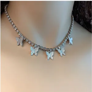 Collana con Ciondolo a Farfalla in Strass Catena a Griffe in Rame Euro-Americana di Moda Catena per Clavicola Insetto Scintillante per Gioielli da Donna del Partito