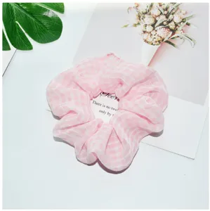 Roze geruite haarscrunchie, chiffon mesh materiaal, zacht en veelzijdig haarbandje.