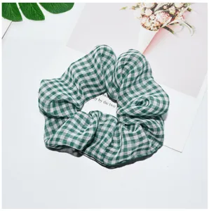 Groen met witte gingham haarelastiek detailweergave, zacht chiffon haaraccessoire.