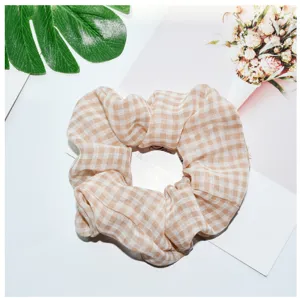 Chiffon ruitjes haarelastiek detailweergave, elegante beige haarscrunchie voor dagelijks.