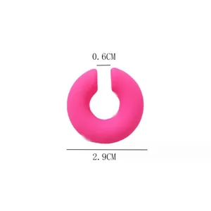 Dettaglio orecchino a clip C in acrilico opaco rosa, cuffia per orecchio senza piercing 2,9 cm.