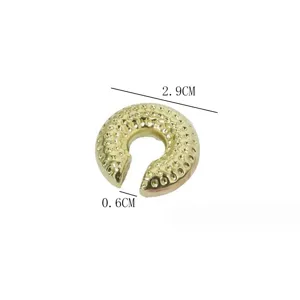 Hammergehämmertes Metall-Ohrklammer Detail, stylischer Ohrcuff ohne Piercing Einzelstück.