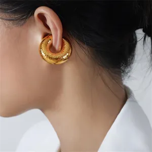 Goldener gehämmeter Donut Ohrkappe, klobige metallische Ohrklammer ohne Piercing Damen.