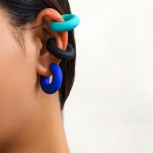 Primo piano di orecchini a cerchio spessi multicolore a forma di C e cuffie, stile di dettaglio.
