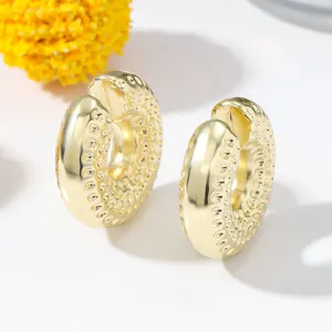 Geflammte goldene Ohrklemme mit Hammerschlag Textur, trendiger Hip Hop Clip Ohrring Detail.