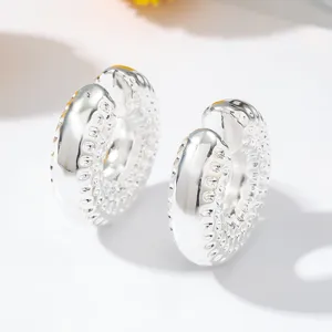 Silberne Ohrklammern mit Hammerschlag, trendige metallische Creolen für Ohren ohne Piercing.