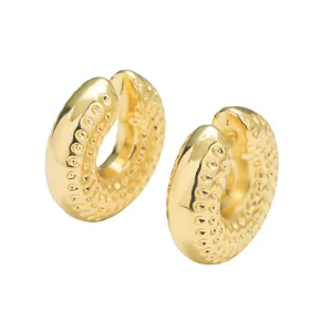 Goldene gehämmerte Ohrklemmen mit strukturierter Metalloberfläche für modisches Outfit.