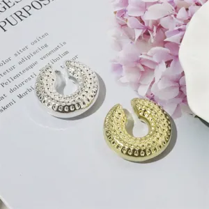 Modische metallische gehämmerte Ohrklemme ohne Piercing Statement Ohrring Schmuck.