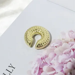Gold gehämmerte Ohrmanschette ohne Piercing trendiger C-förmiger Ohrclip für Alltag Mode.