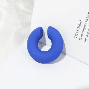 Orecchino a clip blu opaco in acrilico, dettaglio ravvicinato di cerchio massiccio elegante.