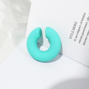 Dettaglio orecchino a clip in acrilico verde menta, colore caramella trendy orecchino minimalista