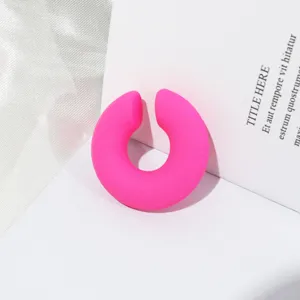 Orecchino a cuffia in acrilico rosa acceso opaco design minimalista alla moda donna