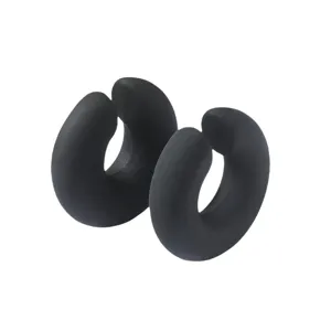 Eleganti orecchini cuff a forma de C in colore nero opaco, pratiche clip senza piercing.