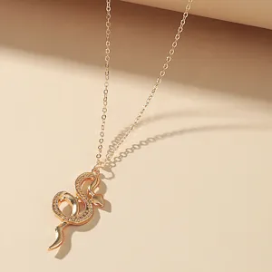 Close-up detail van de gouden slanghanger met gestructureerd lichaam en fijne ketting.