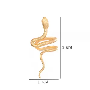 Goldene Schlangen Ohrmanschette für Damen, verstellbarer Ohrclip Detailansicht des Schmucks.