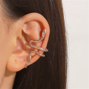 Detailansicht einer metallischen Schlangen-Ohrklemme, Ohrclip ohne Piercing mit Schuppen.