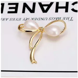 Elegante goldfarbene hohle Schleifen Perlen Brosche, schickes Mode Accessoire für Damen.