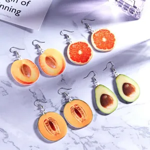Gedetailleerd overzicht van schattige acryl fruit oorbellen met perzik en avocado ontwerpen.
