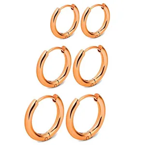 Gedetailleerd overzicht van minimalistische roestvrijstalen creolen set in roségoud, glad design.