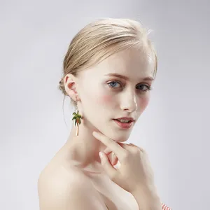 Acryl palmboom oorhangers detailweergave, stijlvolle tropische sieraden voor damesmode look.