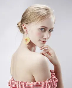 Gedetailleerd overzicht van perzik acryl oorbellen, trendy en stijlvolle fruitsieraden.