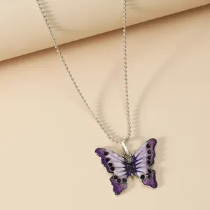 Gedetailleerd overzicht van de vintage oliedruppel paarse vlinder strass legering ketting.