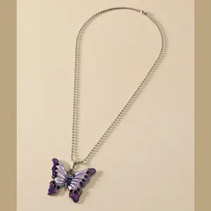 Gedetailleerd shot van retro strass vlinder hanger ketting met paars olie druppel ontwerp.