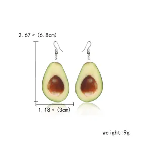 Gedetailleerd weergave van schattige acryl avocado oorbellen met duidelijke afmetingen.