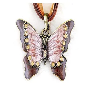 Detailweergave van vintage strass geëmailleerde vlinder hanger ketting met bruin koord.