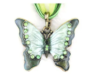 Vintage Strass Emaillering Vlinder Hanger Halsketting Detailopname met Groene Lint