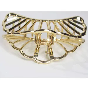 Pinza de pelo geometrica hueca de metal dorado, gran accesorio elegante en detalle.