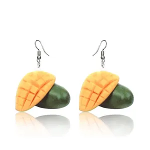 Leuke acryl gesimuleerde fruitoorbellen voor dames, met creatief mango en avocado ontwerp.