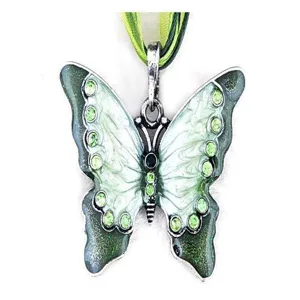 Close-up detailweergave van de vintage groene vlinder strass hanger ketting legering.