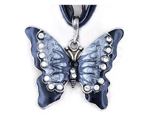 Gedetailleerd overzicht van vintage strass olie-druppel vlinder legering ketting.