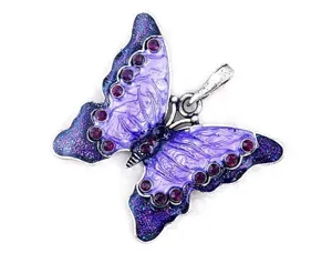 Gedetailleerd overzicht van een vintage paarse geëmailleerde vlinderhanger met strass.