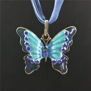 Close-up detail van de blauwe vlinder hanger ketting met fonkelende strass steentjes.