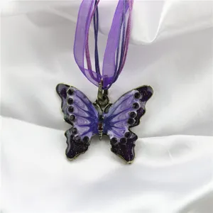Vintage paarse vlinder legering ketting met fonkelende strass steentjes en linten.