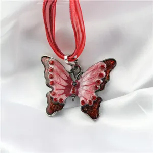 Vintage strass emaillen vlinder legering ketting hanger met elegant rood lint voor dames.