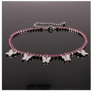Collana con catena in strass argentati e cinque pendenti scintillanti di cristallo.