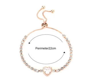 Close-up van de elegante rosékleurige schuiftennisarmband met sprankelende hart zirkonia.
