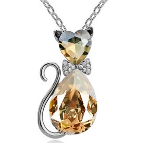 Detailopname van de sprankelende kristallen kattenhanger ketting, prachtig vakmanschap.
