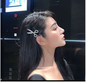 Strass Schere Haarspange für Damen, elegante seitliche Haarklammer mit funkelnden Kristallen.